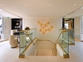 Moderne Hotellobby mit Treppe und Wasserblick.
