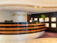 Hotelrezeption mit lächelnder Empfangsdame.