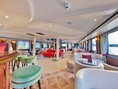 Eleganter Innenraum einer Schiffslounge mit Blick auf den Fluss.