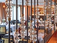 Elegantes Restaurantinterieur mit Glastrennwand.