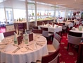 Elegantes Restaurant mit gedeckten Tischen.