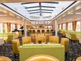 Eleganter Lounge-Bereich mit Bar, Klavier und Sesseln.