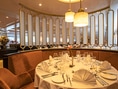Elegantes Restaurant mit gedecktem Tisch und Spiegelwand.