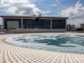 Whirlpool auf einem Kreuzfahrtschiff unter bewölktem Himmel.