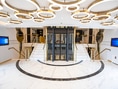 Elegante Lobby mit Wendeltreppen und modernem Design.