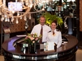 Zwei Hotelmitarbeiter an der Rezeption.
