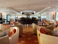 Eleganter Schiffs-Loungebereich mit Sesseln und Tischen.