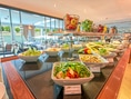 Buffet mit Salaten und Obstschalen auf einem Kreuzfahrtschiff.