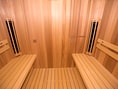 Holzsauna mit Bänken innenansicht.