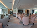 Elegante Lounge mit pastellfarbenen Sesseln und dekorativen Elementen.