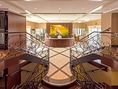 Elegante Hotellobby mit doppelt geschwungener Treppe.