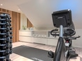 Heimgymnastikraum mit Ergometer und Hanteln.