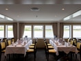 Elegantes Restaurant auf einem Flusskreuzfahrtschiff.