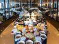 Feinschmecker-Buffet in elegantem Speisesaal auf einem Kreuzfahrtschiff.