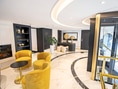 Elegantes Hotellobby-Interieur mit gelben Stühlen.