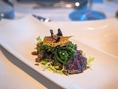 Gourmet-Vorspeise mit Algensalat und Garnitur.