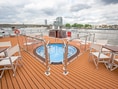 Whirlpool auf einem Flussbootdeck mit Flussblick.