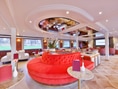 Modernes, elegantes Lounge-Interieur mit rotem Sofa.