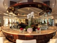 Elegante Schiffsbar mit runder Theke und Orchidee.
