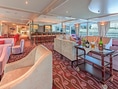 Elegante Lounge mit Bar auf einem Schiff, Blick auf den Fluss.