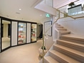 Moderne Treppe in elegantem Innenbereich.
