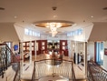 Elegante Hotellobby mit Kronleuchter und Treppen.