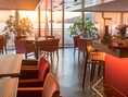 Café mit Blick auf Sonnenuntergang und Meer.