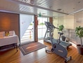 Fitnessraum mit Laufband und Pflanzen auf einem Schiff.