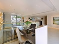 Helles, modernes Hotellobby-Interieur mit Rezeptionstresen und Laptop.