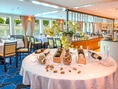 Elegant gedeckter Tisch in einem Restaurant mit Flussblick.