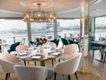 Elegantes Restaurant mit Tisch und Panoramafenster.