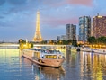 Beleuchtetes Schiff auf der Seine, Eiffelturm im Hintergrund.