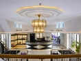 Elegante Hotellobby mit grossem Kronleuchter und Rezeption.