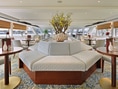 Eleganter Salon mit moderner Lounge und Blumengesteck.