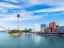 Panorama des Rheinturms und Medienhafens in Düsseldorf.