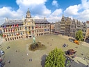 Luftaufnahme des Marktplatzes mit historischer Architektur und Brunnen.