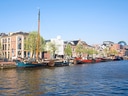 Boote am Kanal, umgeben von historischen Gebäuden bei klarem Himmel.