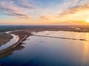 Luftaufnahme von Landschaft mit Fluss und Sonnenuntergang.
