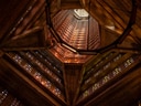 Blick auf eine beeindruckende Decke mit bunten Glasfenstern, die Lichtstrahlen werfen.