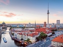 Berlin Stadtansicht bei Sonnenuntergang mit Fernsehturm und Spree.