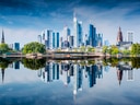 Frankfurter Skyline spiegelt sich im Main.