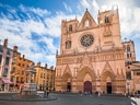 Historische Kathedrale mit Platz und Menschen bei sonnigem Wetter.