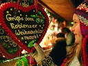 Frau betrachtet Lebkuchenherz auf Koblenzer Weihnachtsmarkt.