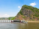 Kreuzfahrtschiff vor Loreley-Felsen auf Rhein.