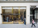 Gucci-Geschäftsfassade mit Schaufenster.