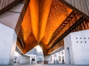 Moderne Architektur mit Holzelementen und Beton.