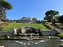 Brunnen und Treppen in einer gepflegten Parklandschaft.