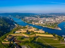 Luftaufnahme von Festung, Fluss und Stadtlandschaft.