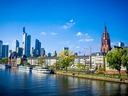 Skyline von Frankfurt am Main mit Fluss und blauen Himmel.