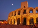 Römisches Amphitheater von Arles bei Abenddämmerung.